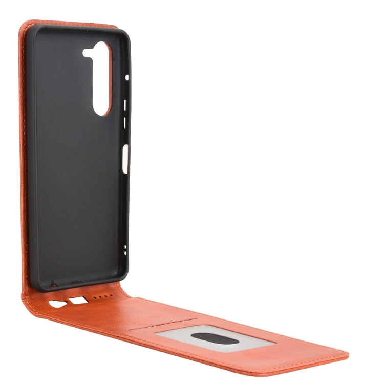 Funda de Cuero para Fujitsu Arrows F-51E We2 Plus con Tapa Vertical Magnética (Marrón)