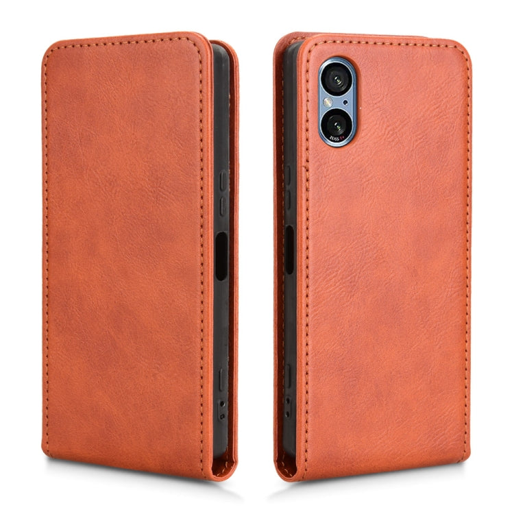Funda de Cuero con Tapa Vertical Magnética para Sony Xperia 5 V (Marrón)