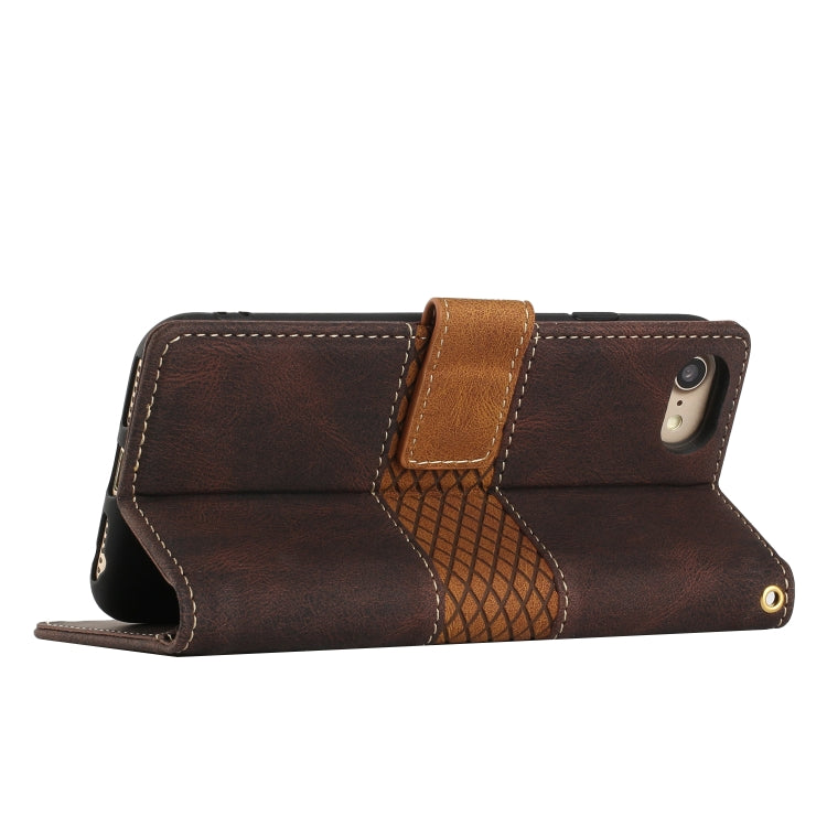 Funda de Cuero para iPhone Se 2022/2020 con Costuras de Cuadrícula y Cordón (Marrón)