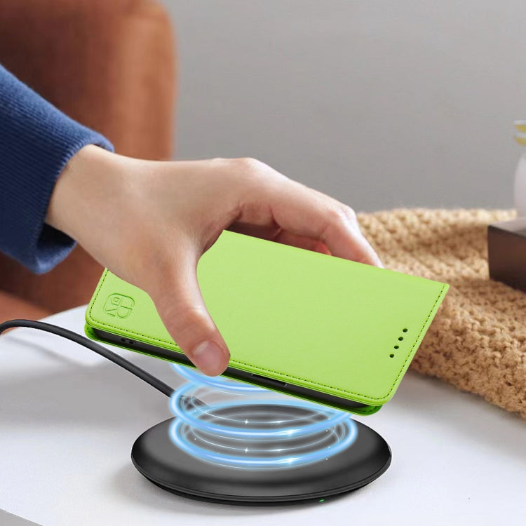 Funda de Cuero con Doble Pliegue y Succión Magnética RFID para TCL 50 5G y Xe Nxtpaper 5G (Verde Hierba)