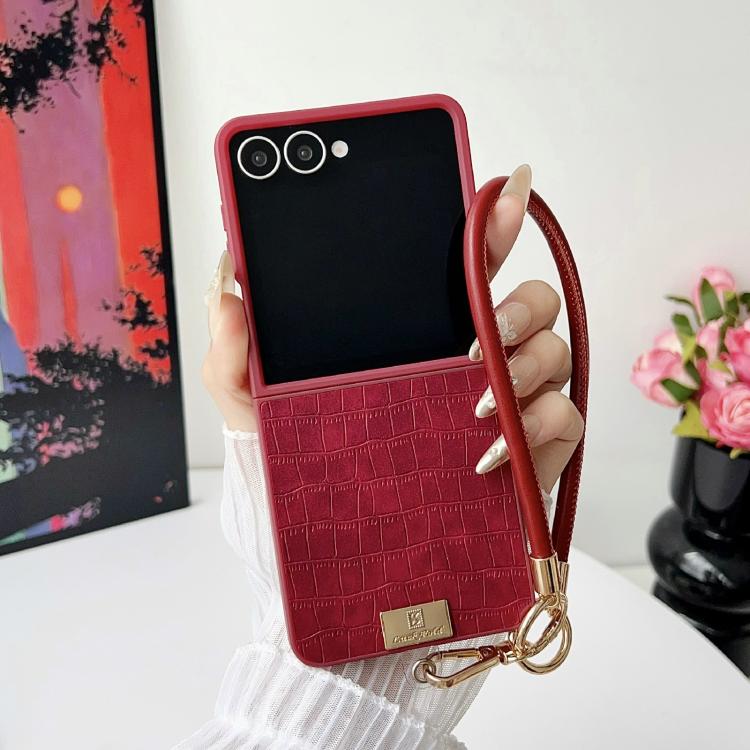 Funda de TPU con textura de cocodrilo y correa para Samsung Galaxy Z Flip7 5G (roja)