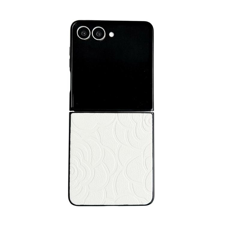 Funda protectora con estampado de camelia para Samsung Galaxy Z Flip7 5G (blanca)
