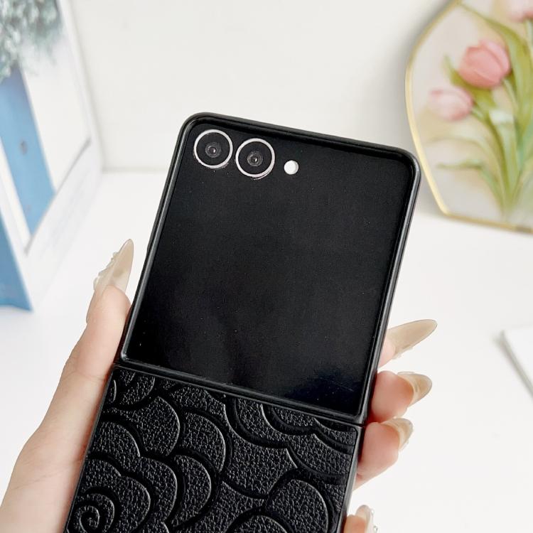 Funda protectora con estampado de camelia para Samsung Galaxy Z Flip7 5G (negra)