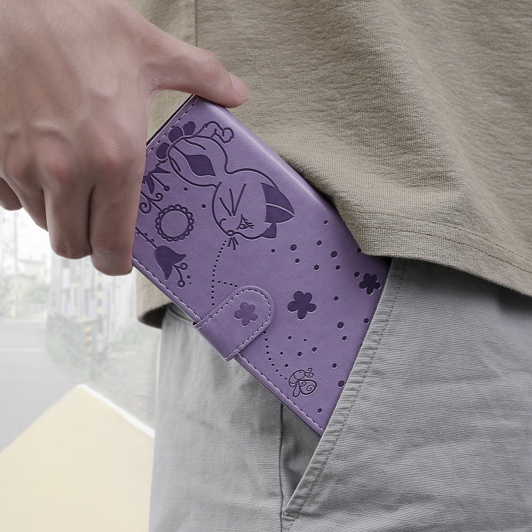 Funda de Cuero iPhone 11 Cat Bee Patrón En Relieve Tapa Horizontal Soporte Ranuras para Tarjetas Billetera (Púrpura)