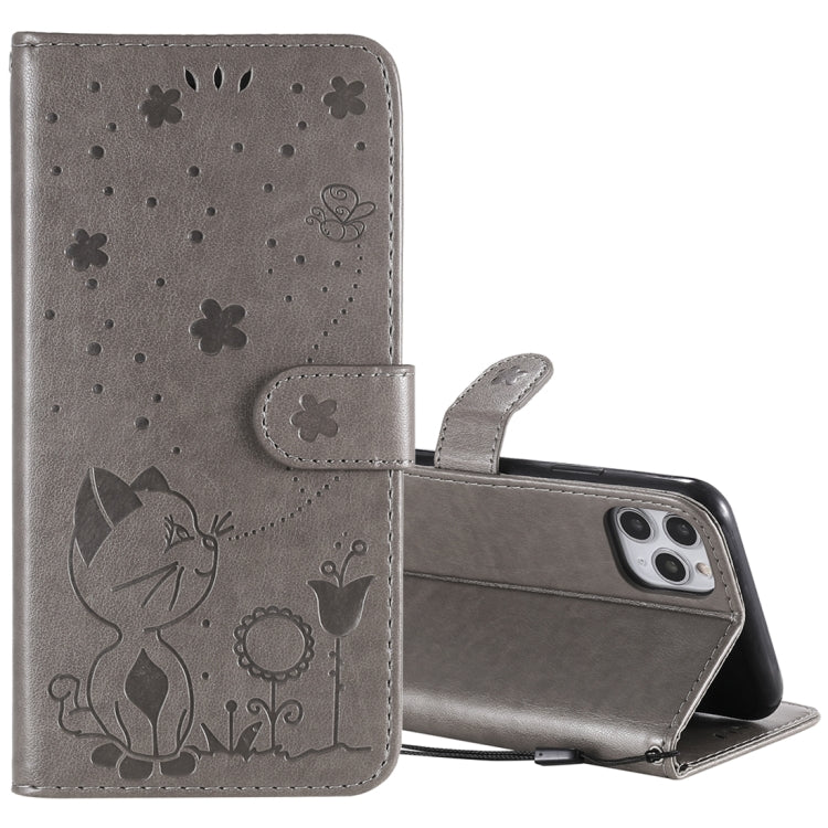 Funda de Cuero iPhone 11 Pro Max Cat Bee Patrón En Relieve Tapa Horizontal Soporte Ranuras Billetera (Gris)