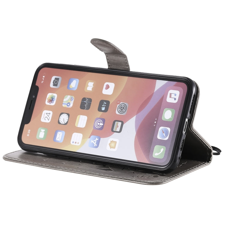 Funda de Cuero iPhone 11 Pro Max Cat Bee Patrón En Relieve Tapa Horizontal Soporte Ranuras Billetera (Gris)