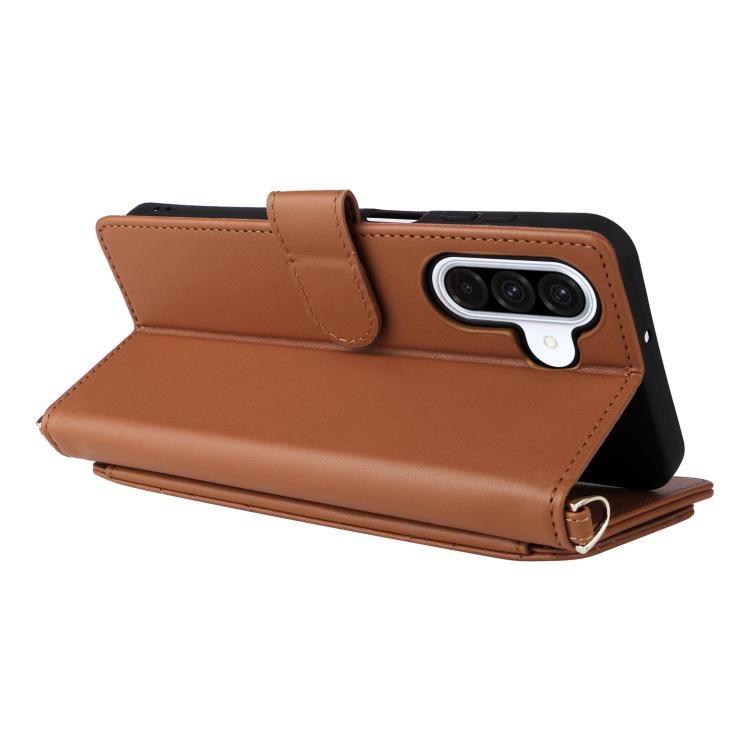 Funda de cuero multifuncional para Samsung Galaxy A17 5G con 6 ranuras para tarjetas y correa para la muñeca (marrón)