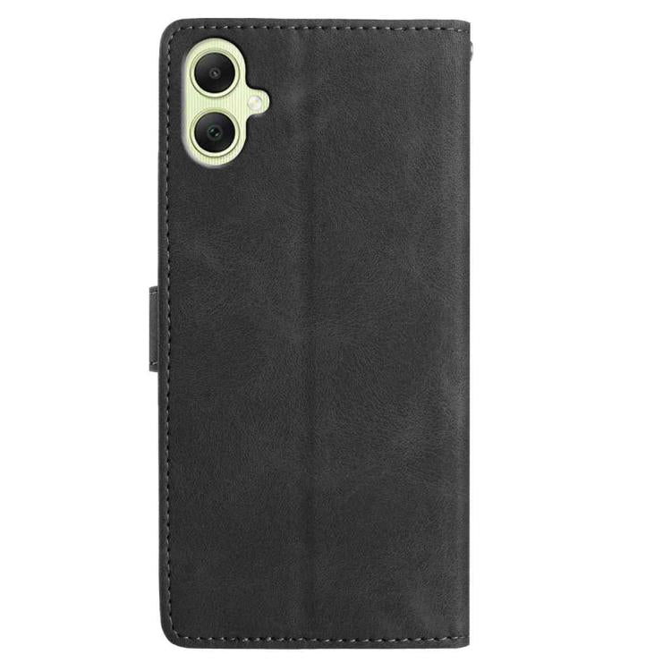 Funda de cuero con estampado floral en relieve para Samsung Galaxy A06 (negra)