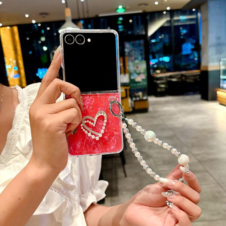 Funda para Samsung Galaxy Z Flip7 5G con textura perlada y patrón de corazón, con pulsera (roja)