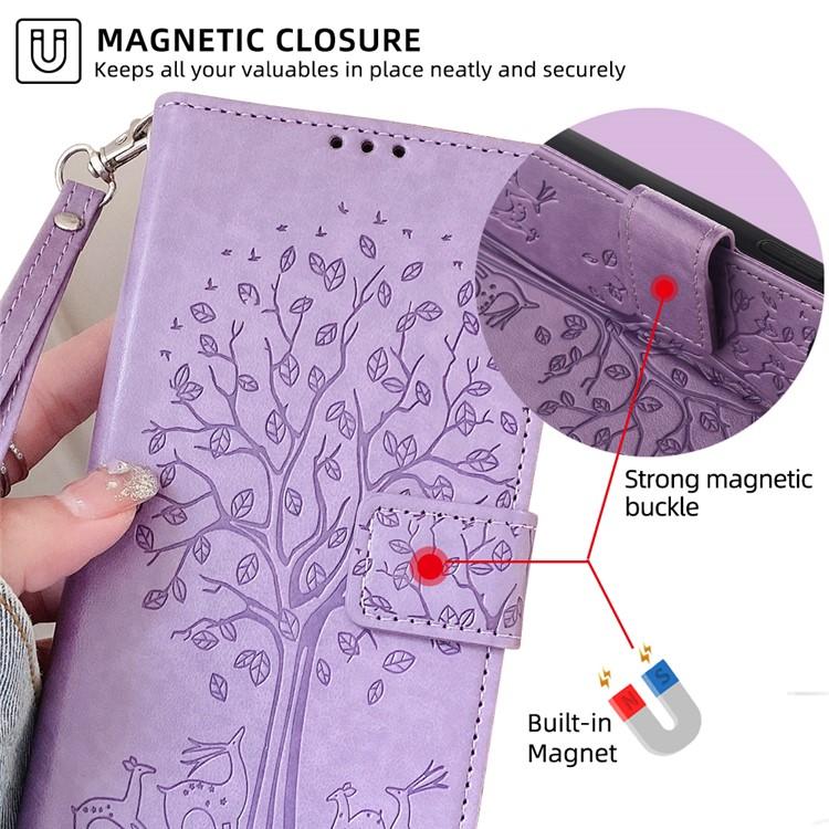 Funda de piel con relieve de árbol y ciervo para Samsung Galaxy S25 5G (morada)