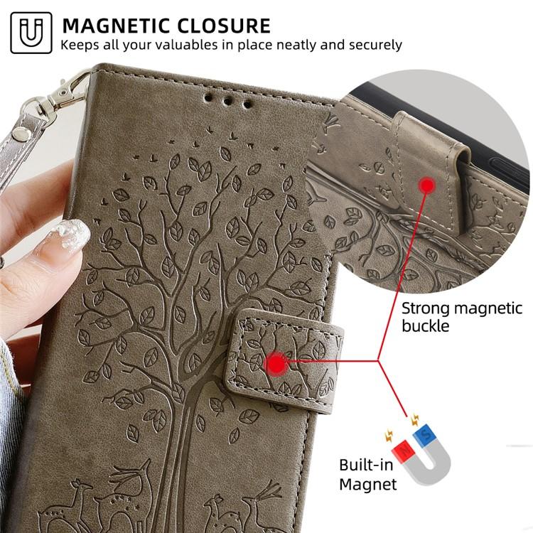 Funda de piel con relieve de árbol y ciervo para Samsung Galaxy S25+ 5G (gris)