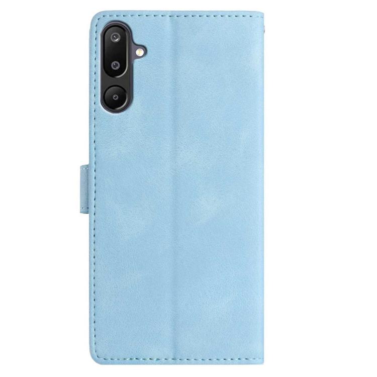Funda de cuero con estampado floral en relieve para Samsung Galaxy F16 (azul cielo)