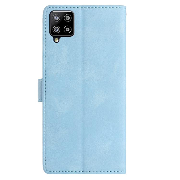 Funda de piel con estampado floral en relieve para Samsung Galaxy M32 (azul cielo)