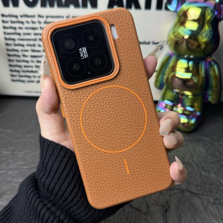 Funda de TPU con textura de lichi MagSafe para Xiaomi 15 Pro (marrón dorado)