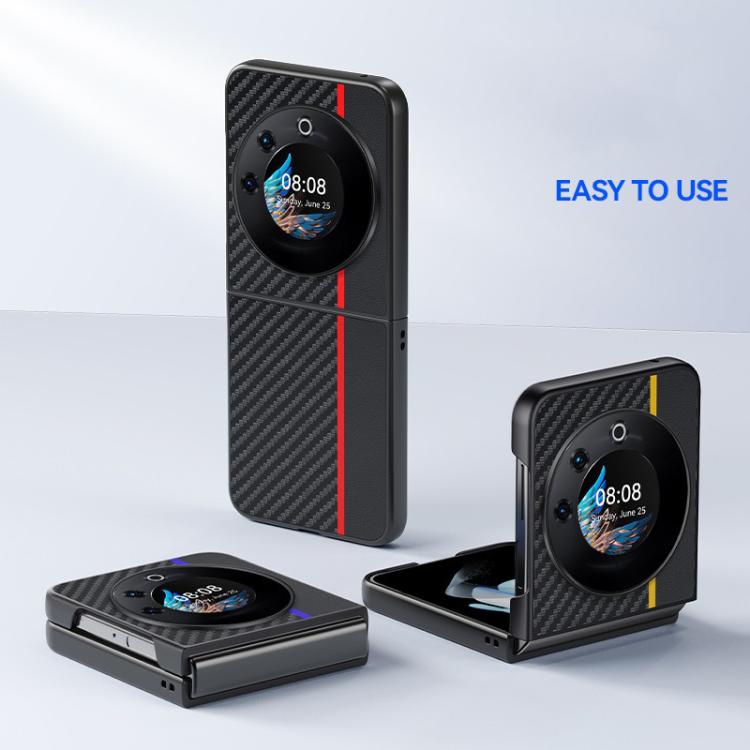 Funda ultrafina con textura de fibra de carbono para Tecno Phantom V Flip (dorada)