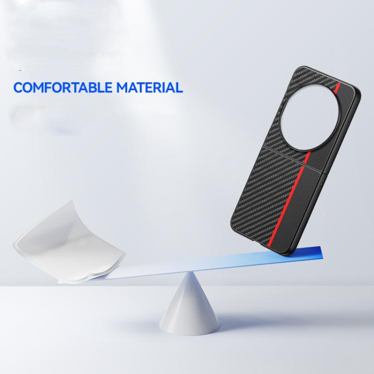 Funda ultrafina con textura de fibra de carbono para Tecno Phantom V Flip (dorada)