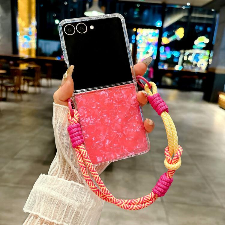 Funda para Samsung Galaxy Z Flip7 5G con textura perlada y hebilla lateral con pulsera arcoíris (roja)