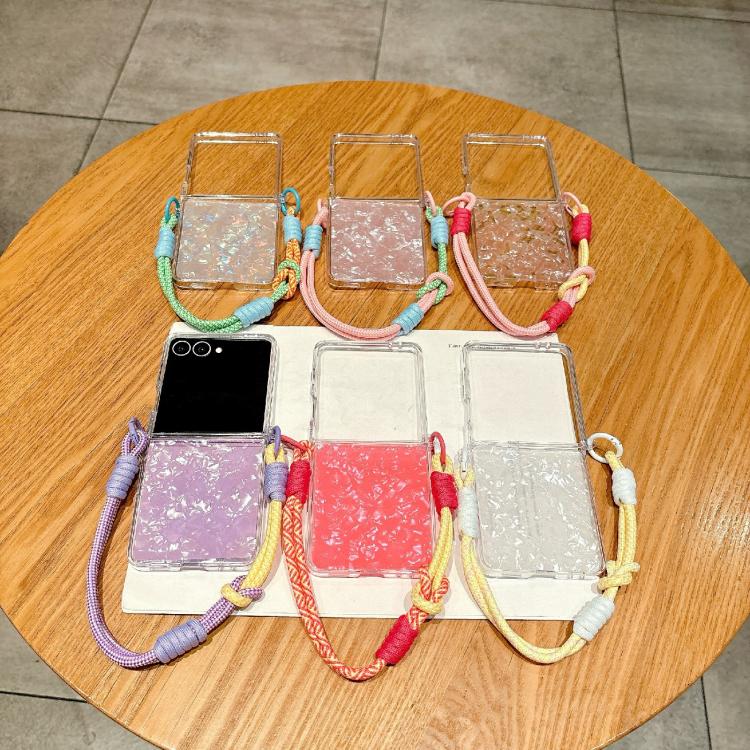 Funda para Samsung Galaxy Z Flip7 5G con textura perlada y hebilla lateral con pulsera arcoíris (roja)