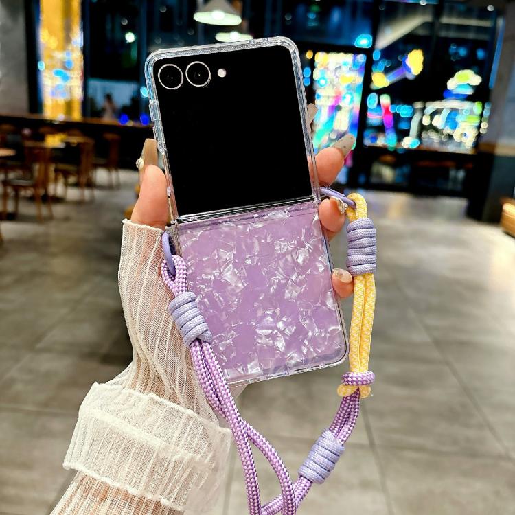 Funda para Samsung Galaxy Z Flip7 5G con textura perlada y hebilla lateral, con pulsera arcoíris (morado)