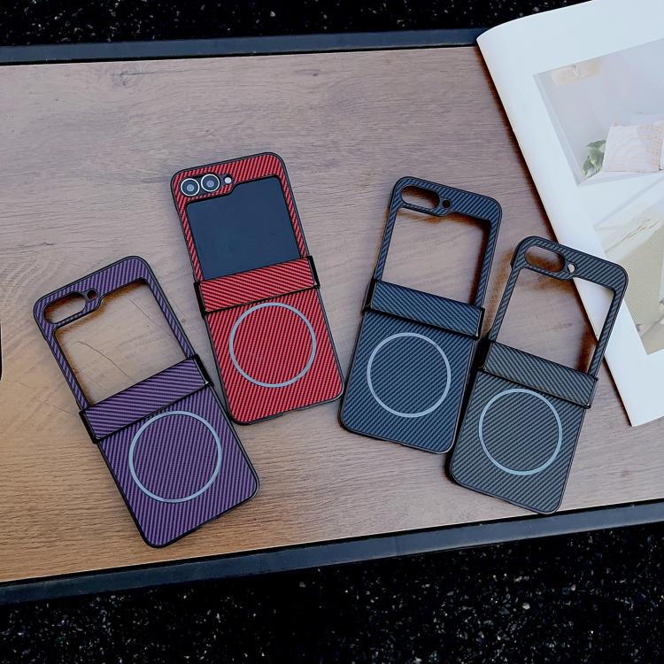 Funda MagSafe de tres piezas con textura de fibra de carbono para Samsung Galaxy Z Flip6 (morado)