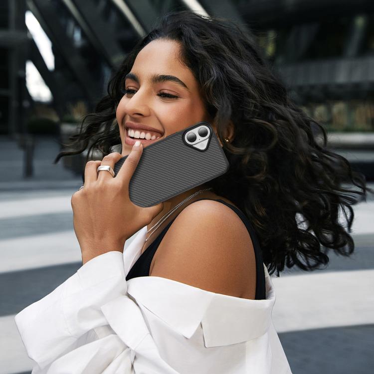 Funda MagSafe con textura de fibra de carbono y tacto suave para iPhone 16 Plus (negra)