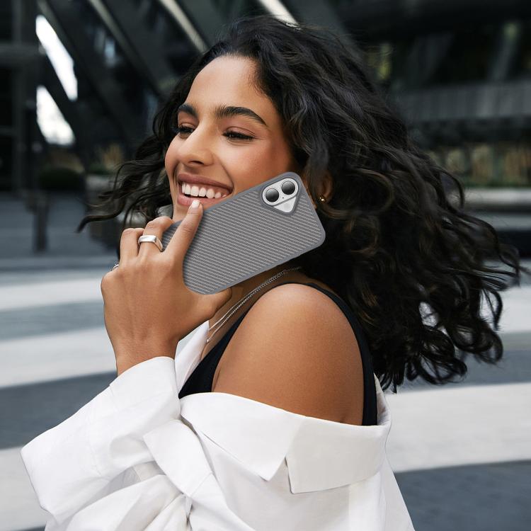 Funda MagSafe con textura de fibra de carbono y tacto suave para iPhone 16 Plus (gris)