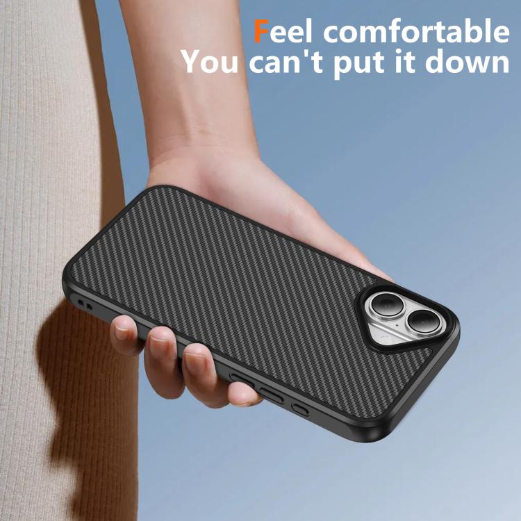 Funda MagSafe con textura de fibra de carbono y tacto suave para iPhone 16 (negra)