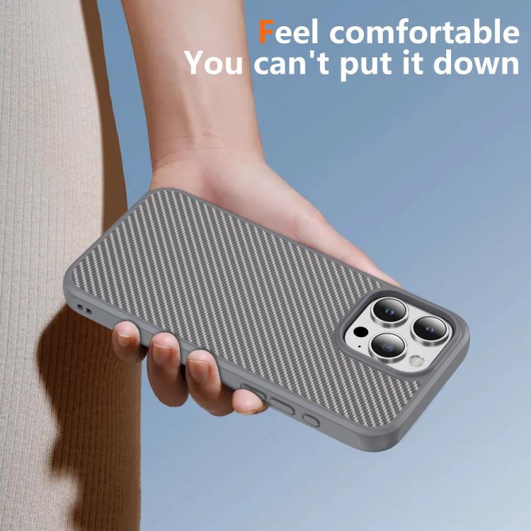 Funda MagSafe con textura de fibra de carbono y tacto suave para iPhone 15 Pro Max (gris)