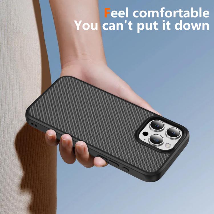 Funda MagSafe con textura de fibra de carbono y tacto suave para iPhone 15 Pro (negra)