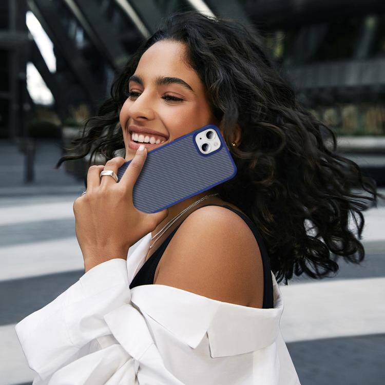 Funda MagSafe con textura de fibra de carbono y tacto suave para iPhone 15 Plus (azul)
