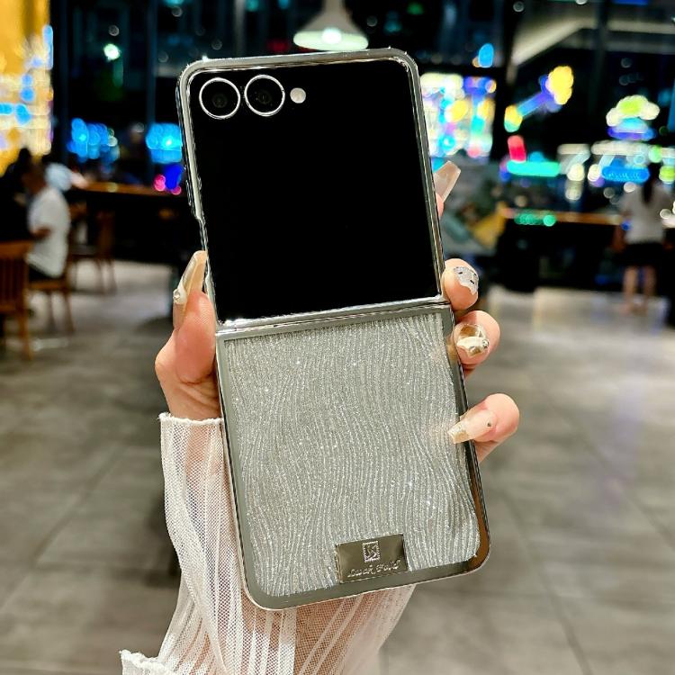 Funda para Samsung Galaxy Z Flip6 con marco chapado, placa de identificación de papel brillante, cobertura total (plata ondulada)