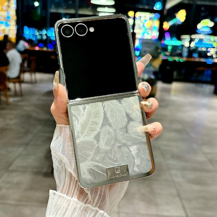 Funda para Samsung Galaxy Z Flip5 con marco chapado, placa de identificación de papel brillante, cobertura total (pluma plateada)