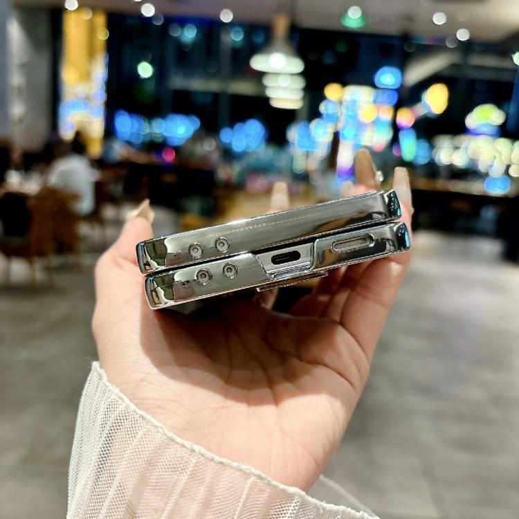 Funda para Samsung Galaxy Z Flip7 5G con marco chapado, placa de identificación de papel brillante y cobertura total (plateada)