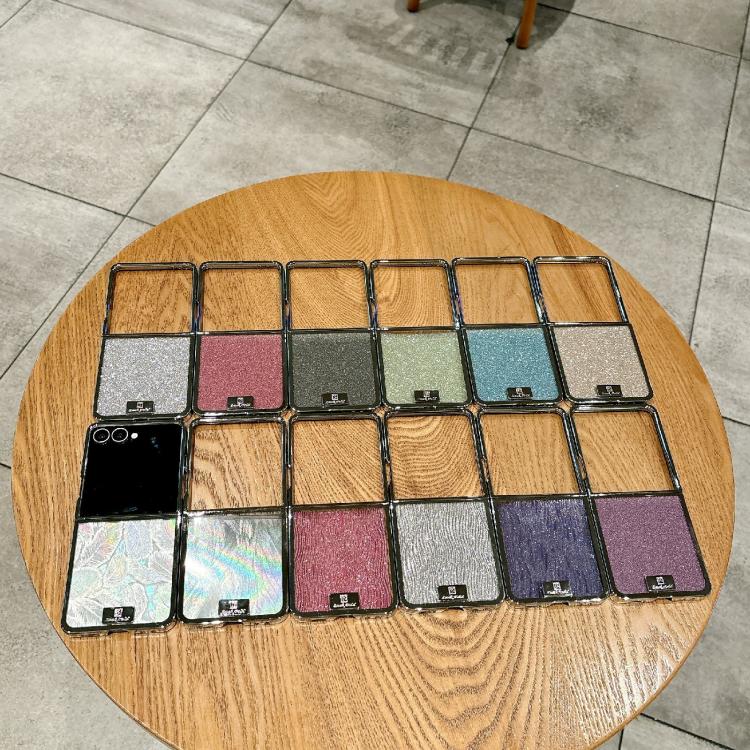 Funda para Samsung Galaxy Z Flip7 5G con marco chapado, placa de identificación de papel brillante y cobertura total (plateada)
