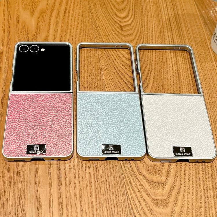 Funda para Samsung Galaxy Z Flip7 5G con marco plateado, textura de lichi, placa de identificación y cobertura total (rosa)