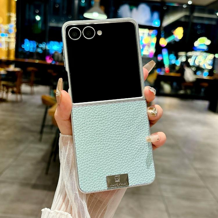 Funda para Samsung Galaxy Z Flip7 5G con marco plateado, textura de lichi y placa de identificación (azul)
