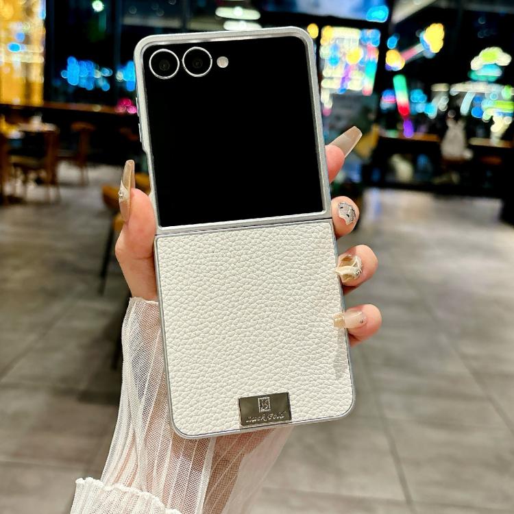 Funda para Samsung Galaxy Z Flip7 5G con marco plateado, textura de lichi y placa de identificación (blanco)