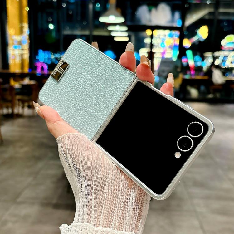 Funda para Samsung Galaxy Z Flip7 5G con marco plateado, textura de lichi y placa de identificación (blanco)