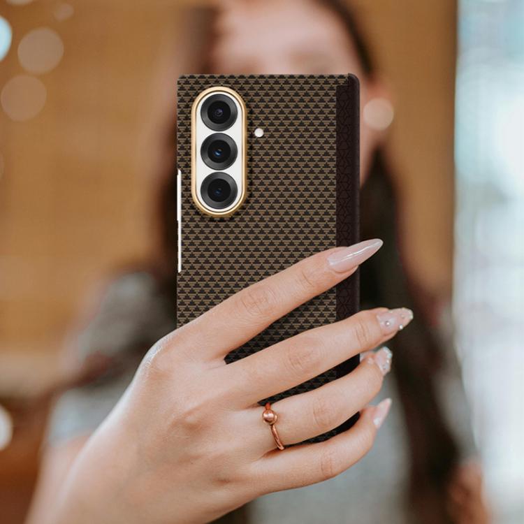 Funda con marco de metal y centro magnético de nanofibra MagSafe para Samsung Galaxy Z Fold7 5G (dorada)