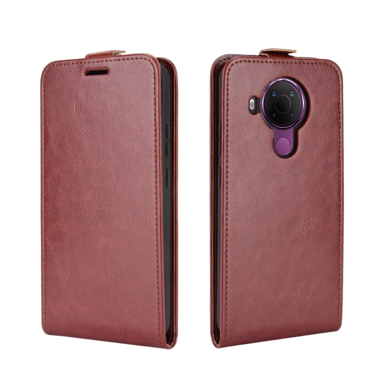 Para Nokia 5.4 R64 Funda protectora de cuero con solapa vertical con textura con ranuras para tarjetas y marco de fotos (marrón)