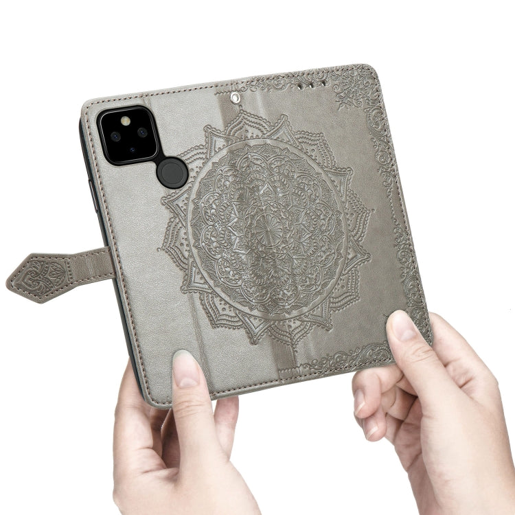 Para Google Pixel 5a Mandala Flower Flower Horizontal Flip Funda de cuero con soporte / ranura para tarjeta / billetera / cordón (gris)