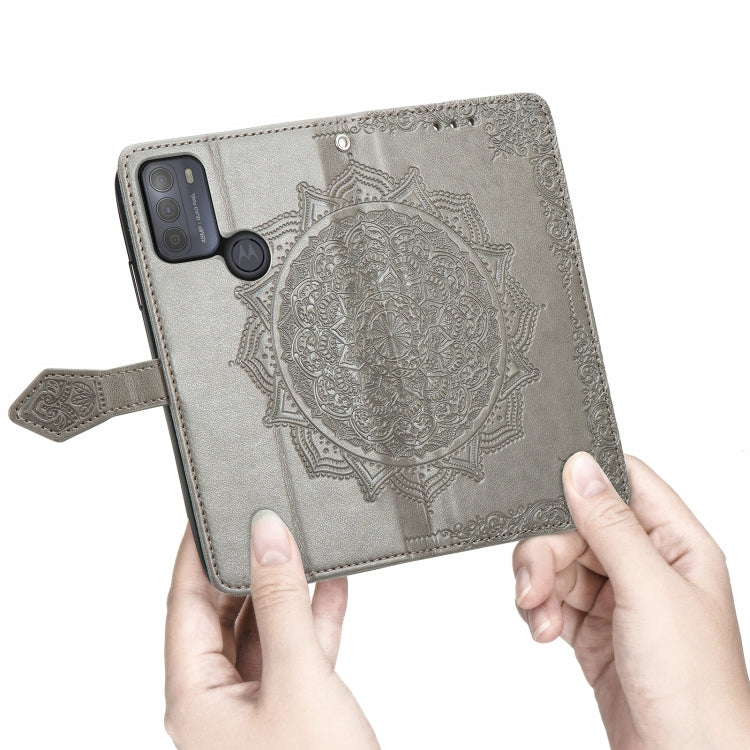 Para Motorola Moto G50 Mandala Patrón de estampado de estampado de estampado horizontal Funda de cuero con soporte y ranuras para tarjetas y billetera y cordón (gris)