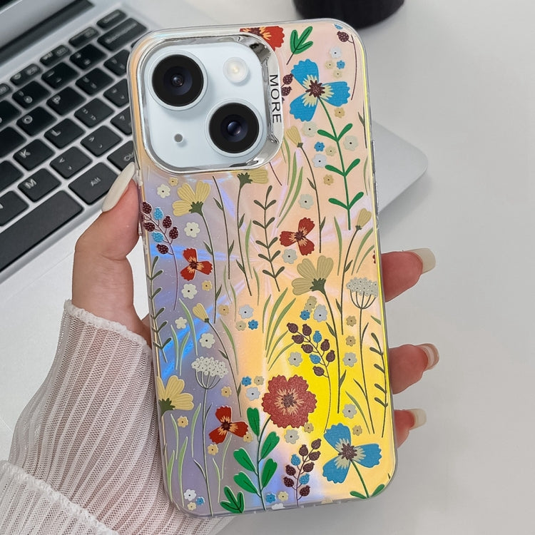 Caja de teléfono TPU para iPhone 15 con textura de flor láser de galvanoplastia (Flor Ah6) - MOVILSTORE