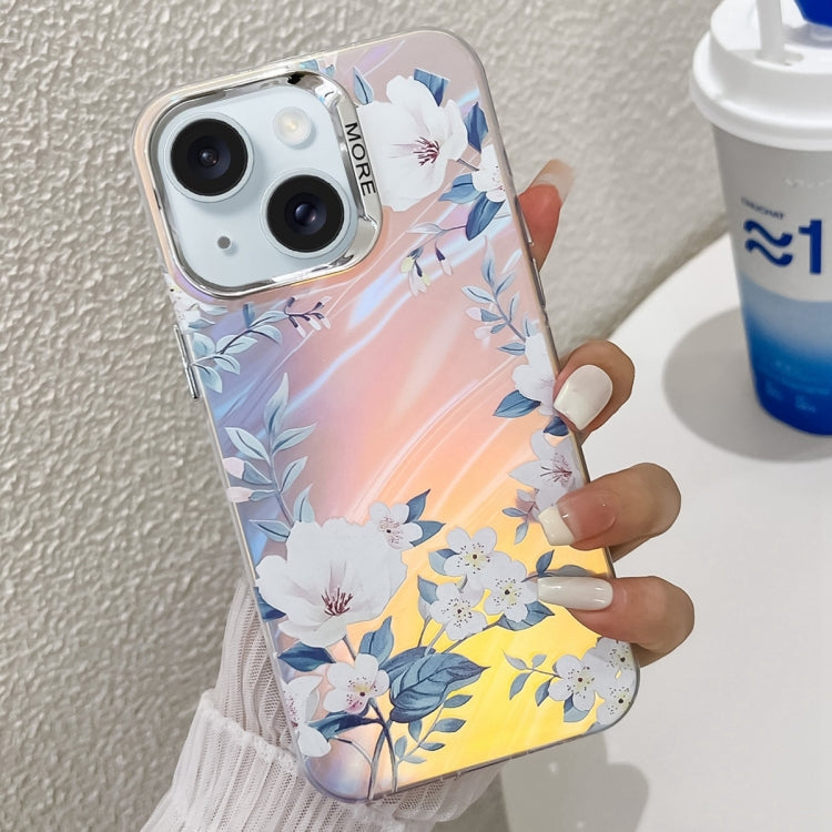 Caja de teléfono TPU para iPhone 15 con textura de flor láser de galvanoplastia (Flor Blanca Ah10) - MOVILSTORE