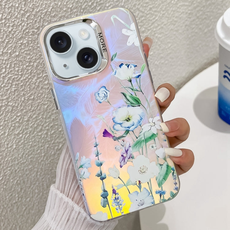 Caja del Teléfono TPU para iPhone 15 con Textura de Flor Láser Galvanoplastia (Flor Azul) - MOVILSTORE