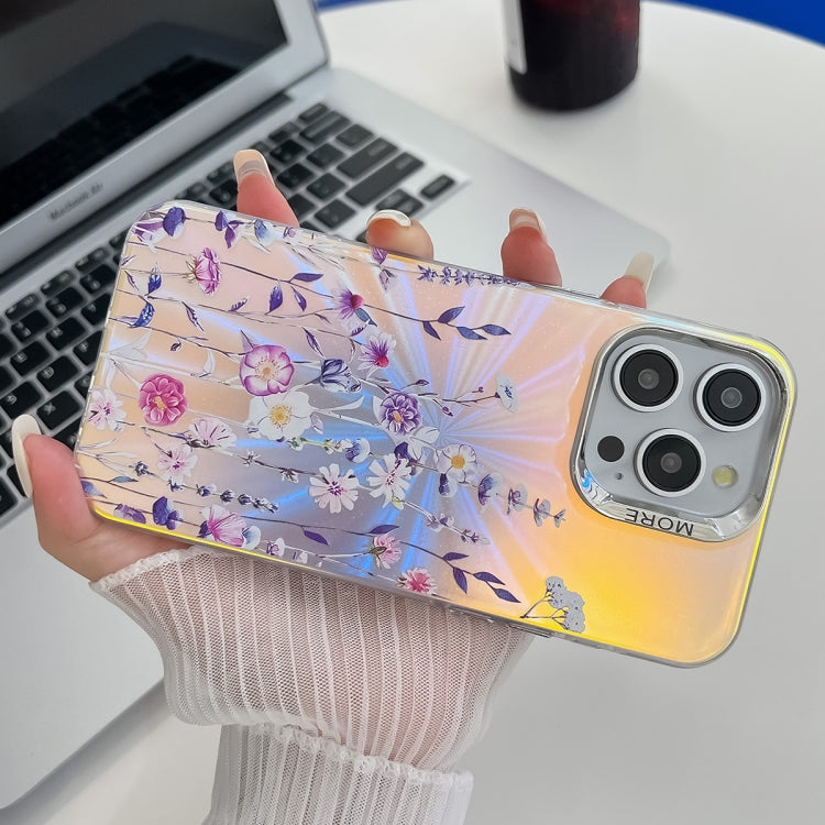 Caja de Teléfono TPU para iPhone 15 con Textura de Flor Láser Galvanoplastia (Flor Rosa Ah13) - MOVILSTORE