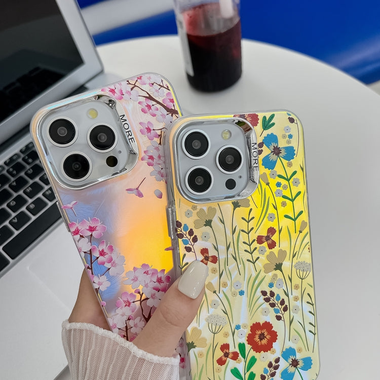 Caja de Teléfono TPU para iPhone 15 con Textura de Flor Láser de Galvanoplastia (Flor de Melocotón Ah4) - MOVILSTORE