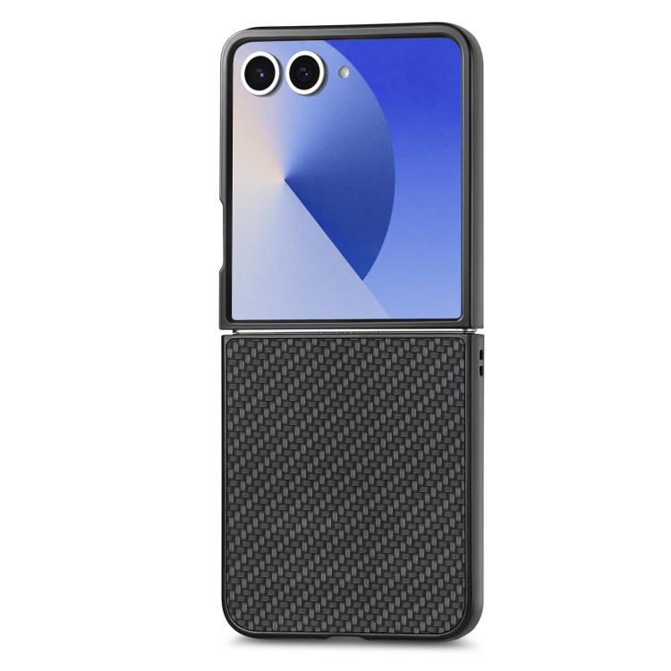 Funda trasera de cuero con textura de fibra de carbono para Samsung Galaxy Z Flip 7 5G (negra)