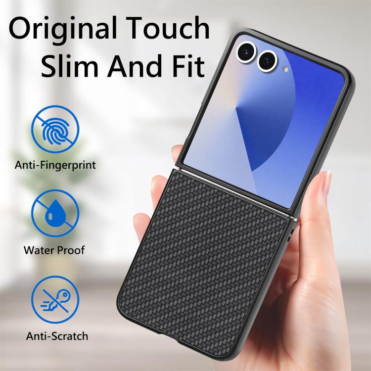 Funda trasera de cuero con textura de fibra de carbono para Samsung Galaxy Z Flip 7 5G (negra)