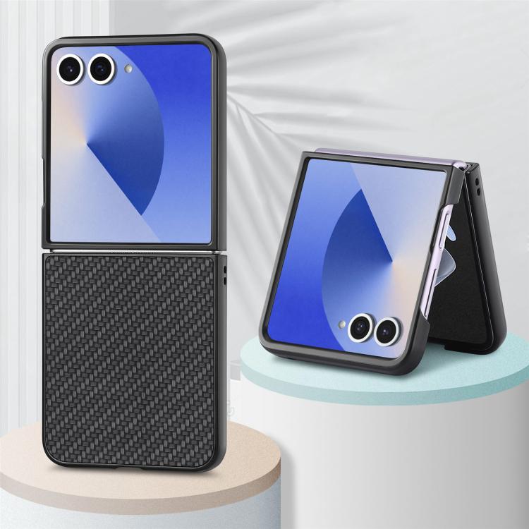 Funda trasera de cuero con textura de fibra de carbono para Samsung Galaxy Z Flip 7 5G (negra)